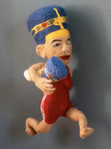 Nofretete vor grauer wand